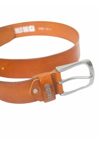 Vöru belt á tannlitu með silfur metal spenni, sem hefur merki á beltið nær spennunni og slétt, textúrað yfirborð. Einfalt hönnun án mynsturs.