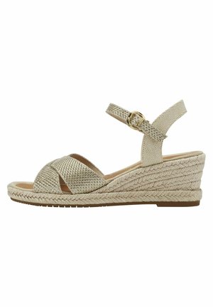 Beige espadrille wedge sandaal met metallic crisscross banden, een textuur stof afwerking en een gevlochten jute-stijl wedge hak. Gouden gesp accent.