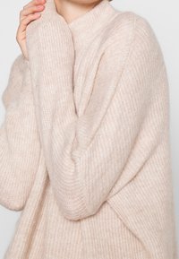 Selected Femme Stickad tröja - beige