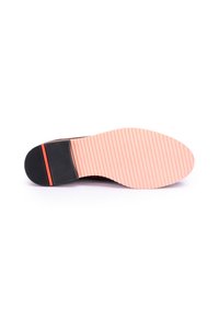 Sko sål med en sort sektion med en orange accent og en tekstureret pink gummibund med riller for greb.
