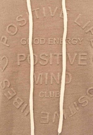 Beiger Hoodie-Stoff mit weißen Kordeln und eingeprägtem Text mit den Worten "Gute Energie", "Positive Mind Club" und "Positive Spiritual".