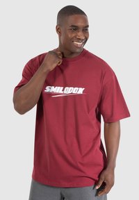 Smilodox BLAKE - Camiseta estampada - bordeaux