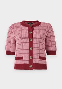 Cardigan en maille rose à manches courtes avec motif à carreaux bordeaux, fermeture par boutons, encolure ronde, poignets et bas côtelés, et deux poches avant.