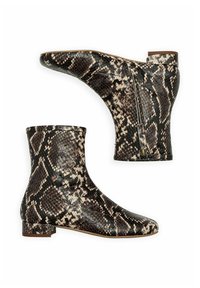 Par de botines con patrón de serpiente en negro, marrón y beige y cremalleras laterales, con tacones bajos, exhibidos sobre fondo blanco.