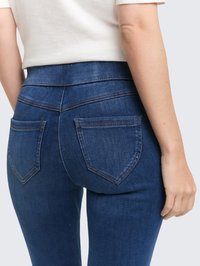 Vaqueros de mezclilla de cintura alta, color azul oscuro, dos bolsillos traseros y costuras en contraste. Textura suave y diseño ajustado.