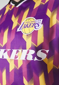 New Era NBA LOS ANGELES LAKERS FOOTBALL TEE - T-shirt imprimé - purple