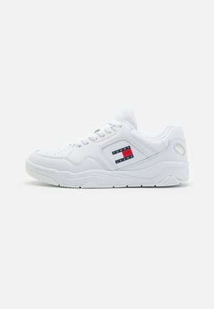 Trainers - white