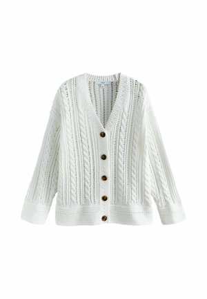 Bílý pletený svetr s copánkovými vzory, výstřihem do V, dlouhými rukávy a pěti tmavě hnědými knoflíky vpředu.