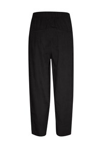 Zwarte, loszittende broek met een elastische tailleband, voorzien van twee achterzakken en een rechte pijp. Glad van textuur, geen zichtbare patronen.