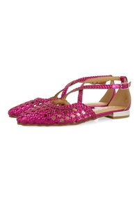 Chaussures plates tressées roses à bout pointu, présentant un design de brides entrecroisées et un petit accent métallique sur le talon.