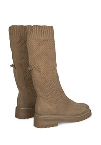 Botas de rodilla de color marrón con una parte superior de punto texturizado y una parte inferior de ante suave, con un puño ribeteado con patrón y una suela de goma gruesa.