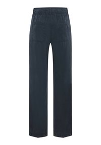 Pantalons larges marine foncé avec une taille élastique, deux poches arrière et une texture lisse. Design minimaliste ; pas de motifs ni de matériel visibles.