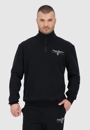 Schwarzer Fleece-Pullover mit hohem Kragen und einem Viertel-Reißverschluss. Verfügt über ein weißes Markenlogo und einen weichen, strukturierten Stoff.