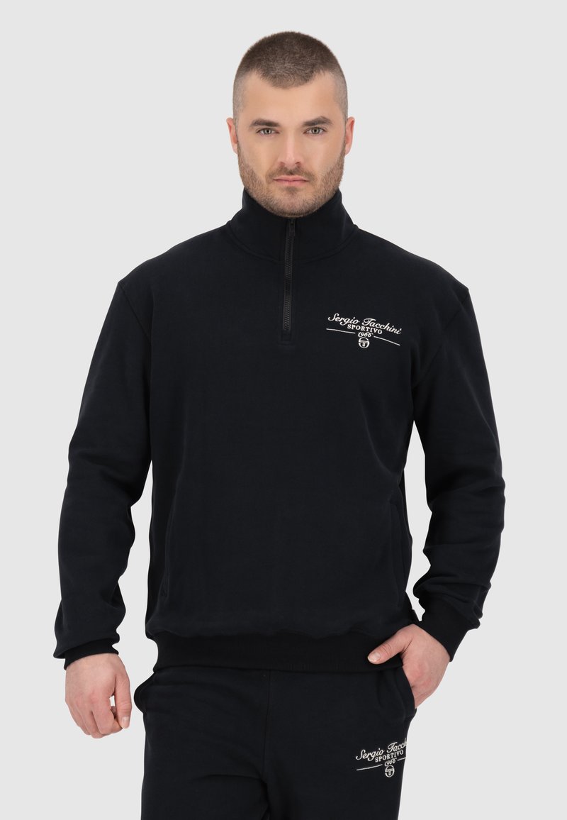 Pullover in pile nero con colletto alto e zip a un quarto. Presenta un logo bianco del marchio e un tessuto morbido e texturizzato.