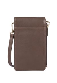 Borsa a tracolla in pelle marrone con una texture liscia, chiusura con zip e tracolla regolabile. Presenta un design rettangolare semplice con dettagli in metallo dorato.