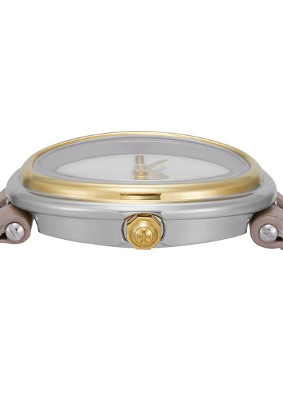 Reloj de pulsera con caja de acero inoxidable en tono plateado y dorado, esfera transparente y correa de cuero marrón claro. Detalles dorados en la corona y las agujas.