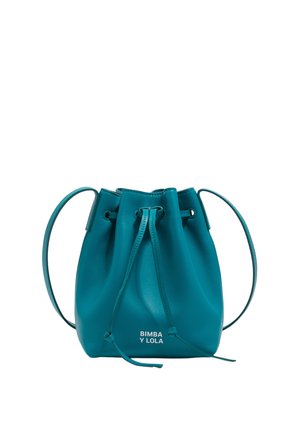 Bolso tipo cubo de cuero color verde azulado con cierre de cordón y asa para el hombro, con el logo "BIMBA Y LOLA" en el frente.