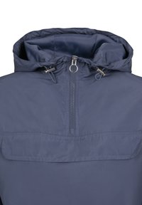Veste de pluie bleu marine avec capuche, demi-fermeture éclair à l'avant avec tirette en anneau et cordons réglables de chaque côté de la capuche.