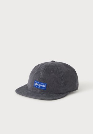 Casquette de baseball en velours côtelé gris foncé avec visière plate et écusson logo Patagonia bleu sur le côté avant gauche.