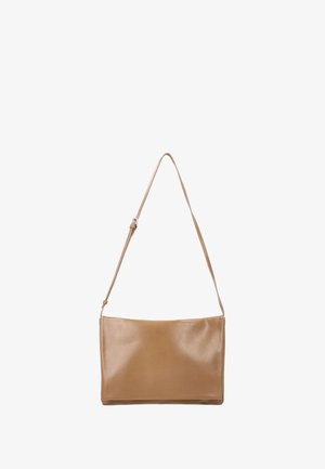 Geantă de umăr dreptunghiulară din piele culoare maro deschis, cu curea reglabilă și finisaj neted, atârnată pe un fundal alb.