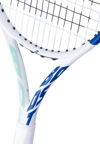 Tennisketcher med en hvid ramme, mintgrønne og blå accenter. Har et struktureret greb og et sort strenge-mønster i hovedet.