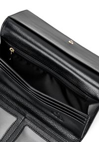Portafoglio in pelle nera con un design strutturato. Dotato di una tasca con zip e diversi scomparti per carte, interno testurizzato e dettagli in metallo dorato.