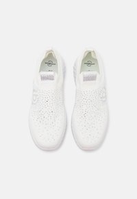 Fehér slip-on sportcipők struktúrált kötött anyagból, gyémántszerű díszítéssel a felsőrészen és párnázott talppal.
