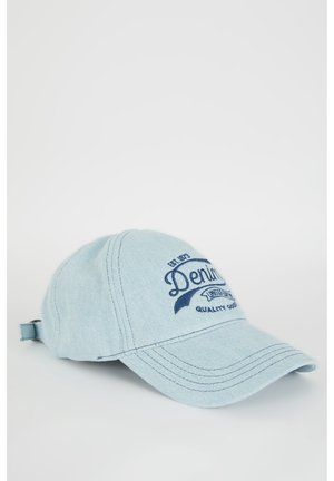 Jasnoniebieska czapka bejsbolowa z denimu z zakrzywionym daszkiem i ciemnoniebieskim haftowanym napisem z przodu "Denim Quality Goods".
