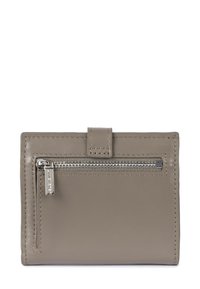 Portafoglio in pelle di colore grigio chiaro con design compatto. Presenta una tasca con zip sul davanti e una patta con chiusura a scatto. Texture liscia.