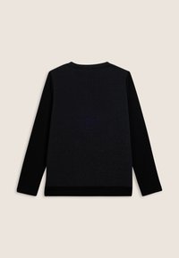 Maglione nero a maniche lunghe con un pannello posteriore leggermente testurizzato e maniche nere semplici, disposto flat su uno sfondo chiaro.