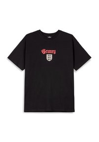 Camiseta de algodón negra con texto rojo "Grimey" y un gráfico de escudo en el frente. Diseño de mangas cortas y cuello redondo.