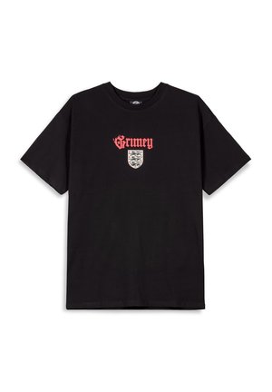 Camiseta de algodón negra con texto rojo "Grimey" y un gráfico de escudo en el frente. Diseño de mangas cortas y cuello redondo.