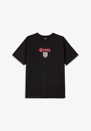 Camiseta de algodón negra con texto rojo "Grimey" y un gráfico de escudo en el frente. Diseño de mangas cortas y cuello redondo.