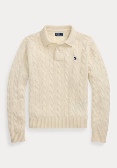 Roomkleurige kabelgebreide polotrui met lange mouwen, geribde manchetten en zoom, met een tweeknops knoopsluiting en marineblauw Polo Ralph Lauren-logo op de borst.