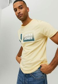 Jack & Jones JCOLOGAN CREW NECK - T-shirt imprimé - pale banana
