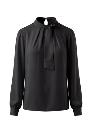 Schwarze Bluse mit langen Ärmeln, hohem Kragen, gerafften Schultern, manschettenärmeln und einer dekorativen Schleife nahe dem Halsausschnitt.