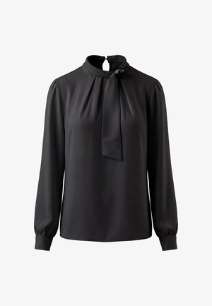 Schwarze Bluse mit langen Ärmeln, hohem Kragen, gerafften Schultern, manschettenärmeln und einer dekorativen Schleife nahe dem Halsausschnitt.