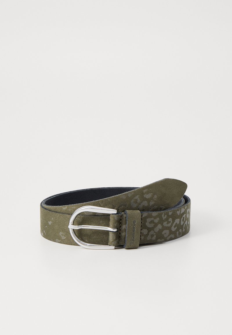 Grön mockabälte med leopardmönster, silverfärgad metallspänne och en slät yta. Har en avsmalnande spets och en dekorativ läderdetalj.