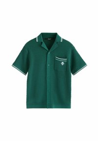 Polo vert à manches courtes avec un design en maille texturée, des rayures blanches sur le col et une poche poitrine arborant un petit logo d'arbre.