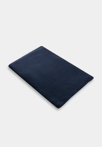 Prostokątny granatowy dywanik o miękkiej fakturze i gładkiej powierzchni, z zaokrąglonymi rogami i minimalistycznym wzornictwem.