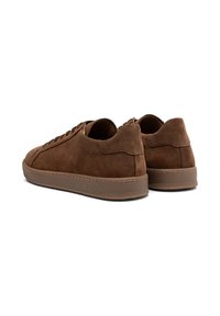 Braune Wildledersneaker mit abgerundeter Spitze, flachen Schnürsenkeln, perforiertem Muster an den Seiten und einer strukturierten Gummisohle. RKO-Logo an der Ferse.
