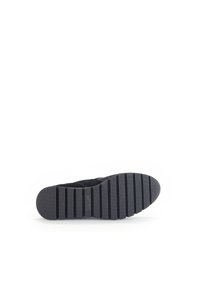 Sort sneaker med en tekstureret overdel og en gummisål med vandrette riller. Sålen har et logo og er designet til at give godt vejgreb.