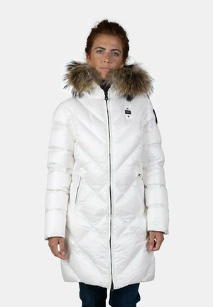 Cappotto invernale bianco imbottito con cappuccio foderato in pelliccia, caratterizzato da una chiusura a zip, design trapuntato diagonale e tasche laterali. Texture liscia e lucida.