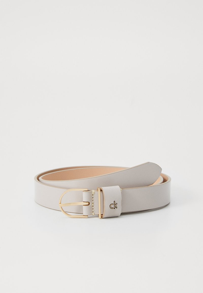 Helles graues Lederarmband mit einer goldenen rechteckigen Schnalle, die eine Schlaufe und geprägt Branding am Riemen aufweist. Glatte Textur, minimalistisches Design.