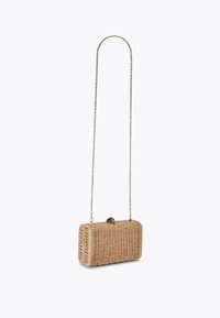Borsa in paglia intrecciata di forma rettangolare, colore beige, con tracolla a catena in tono oro e dettagli decorativi con chiusura sulla parte superiore.