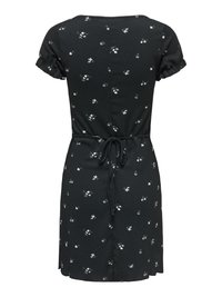 Robe noire à manches courtes avec petit imprimé floral blanc, poignets élastiques et ceinture nouée à la taille, vue de dos.