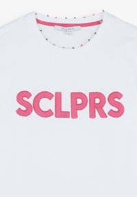 Bílá bavlněná tričko s výšivkou textu "SCLPRS" v růžové barvě. Výstřih zdobený barevným vzorovaným detailem uvnitř.