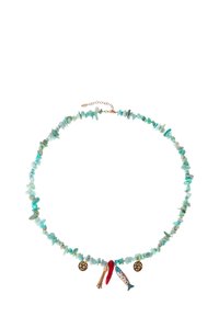 Collier multi-brin présentant des pierres en chip turquoise irrégulières, avec des éléments en métal doré et des charms décoratifs, y compris un poisson et une cloche.