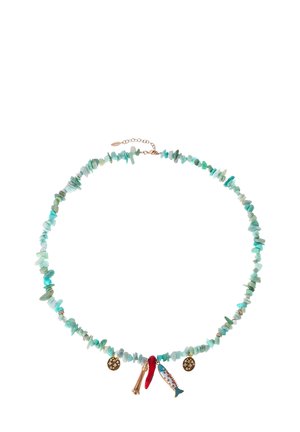 Collier multi-brin présentant des pierres en chip turquoise irrégulières, avec des éléments en métal doré et des charms décoratifs, y compris un poisson et une cloche.