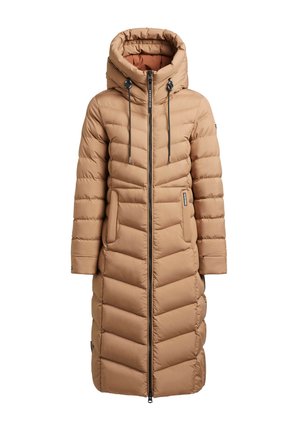 Manteau gonflé long et beige avec capuche, présentant des cloisons horizontales, un zip frontal, des cordons de serrage et des poches latérales. Texture de tissu douce.